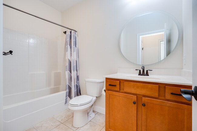 Building Photo - 208 Pointe Oakwood Way