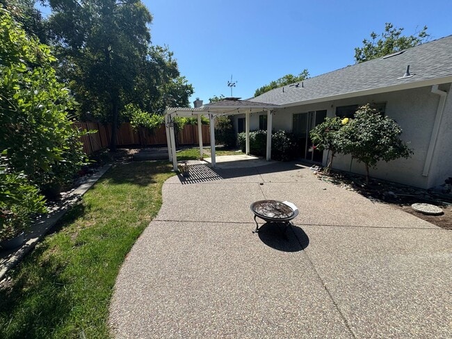 Building Photo - Livermore Single Story 3 BD / 2 BA, new pa...