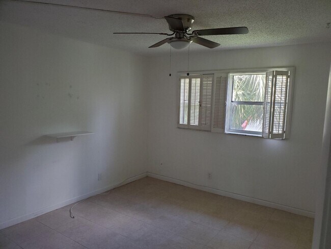 Building Photo - 235 Lake Dora Dr