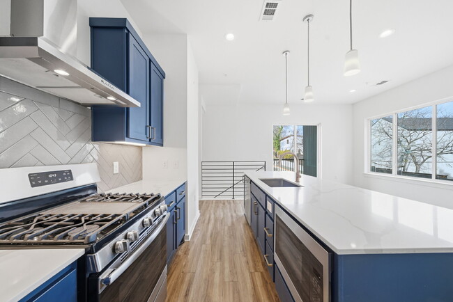 Building Photo - Spacious 3-Bed, 3-Bath Condo with Scenic Views in Vibrant Austin!