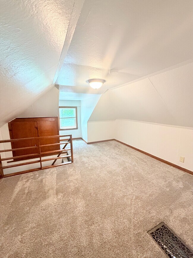 Building Photo - 428 S Clemens Ave