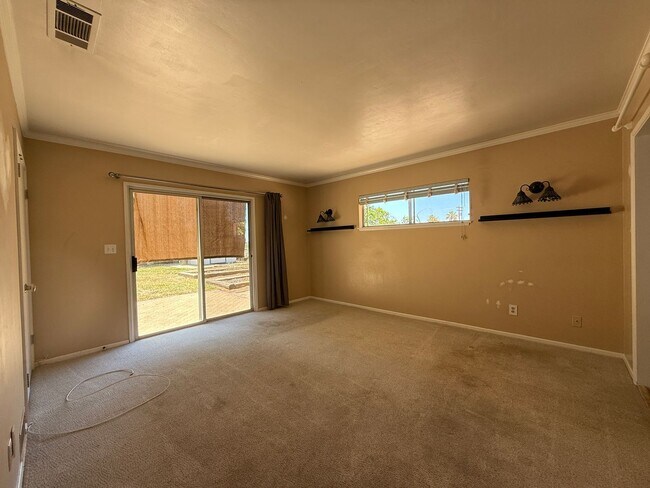 Building Photo - Large Ranch-Style Home in Vista