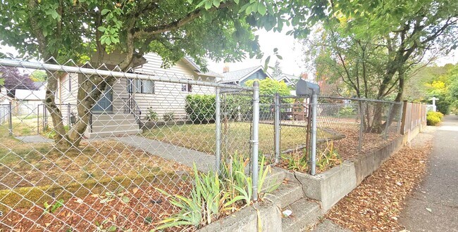 Building Photo - Sweet deal! 3bed/1bath Single Family home in West Seattle