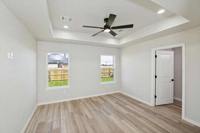 Building Photo - 9004 Oakleaf Ct