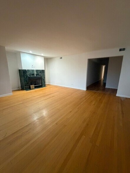 Building Photo - 6825 S Crandon Ave