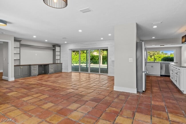 Building Photo - 1384 Burgundy Dr