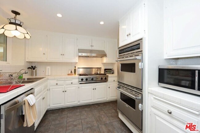 Building Photo - 10864 Wellworth Ave