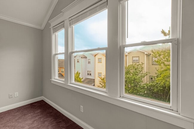 Building Photo - 1141 Louise St