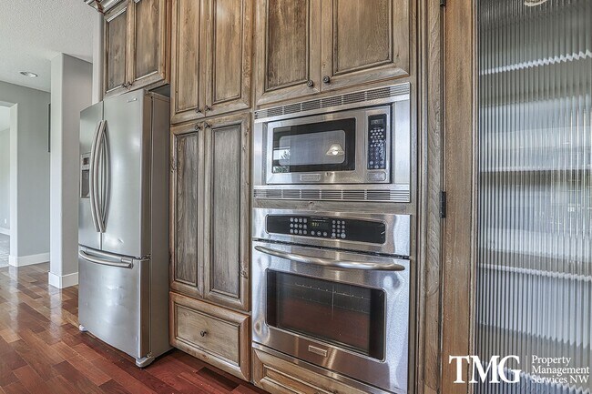 Building Photo - Large Pet Friendly 3 bed 2.5 bath home in ...