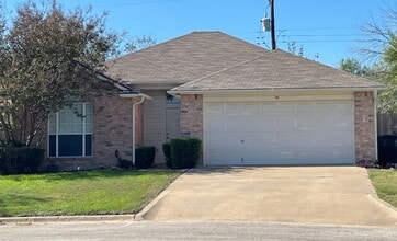 Building Photo - UPDATED 3 BEDROOM, EASY COMMUTE