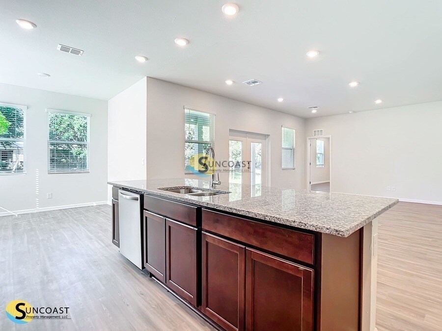 Building Photo - 585 Marion Oaks Pass