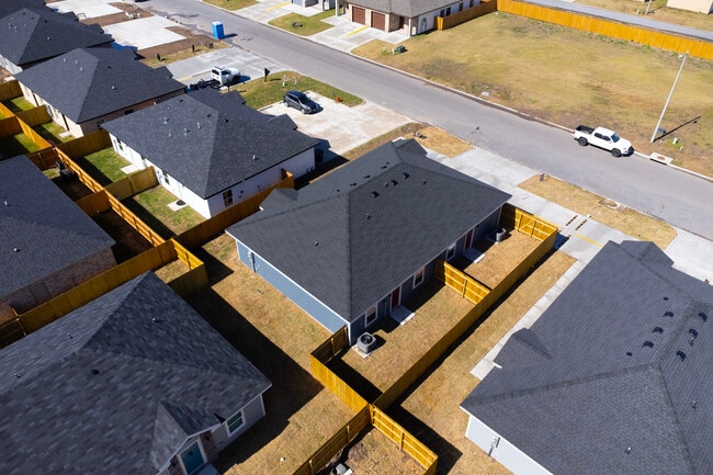 Building Photo - 2323 N Valley Cir