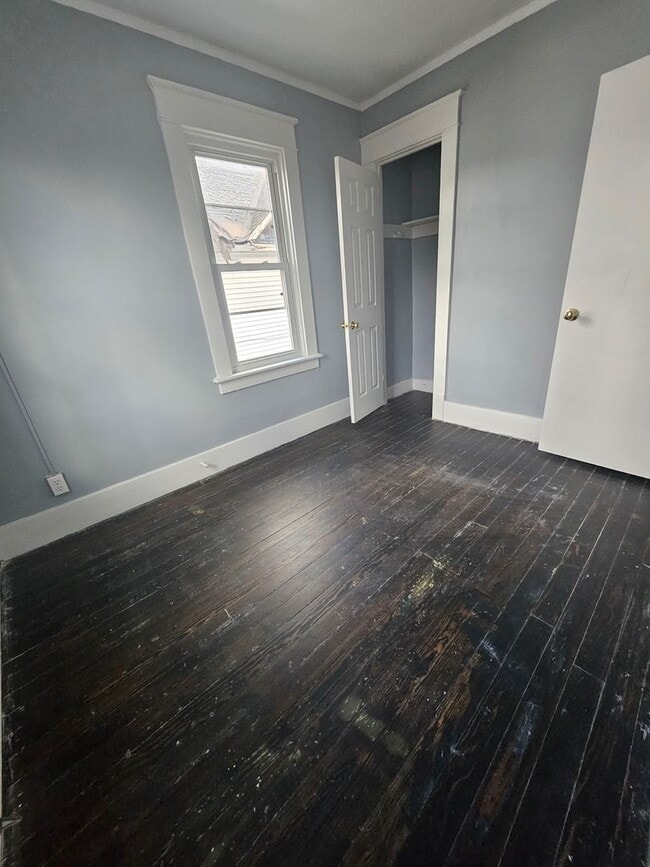 Building Photo - Upper three bedroom on West Side gas included