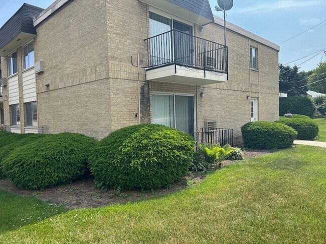 Building Photo - 1440 N Evergreen Ave