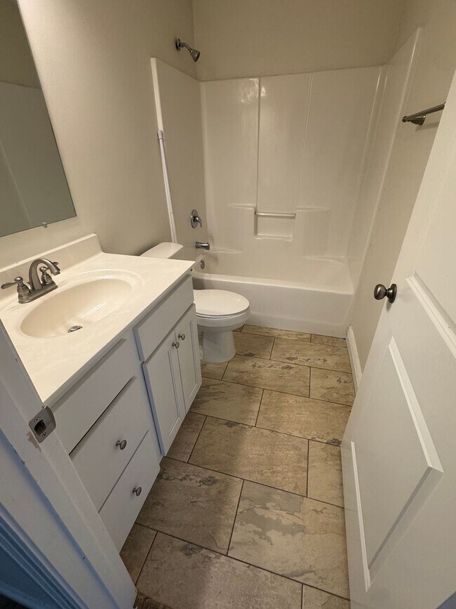 Building Photo - Oak St Duplex