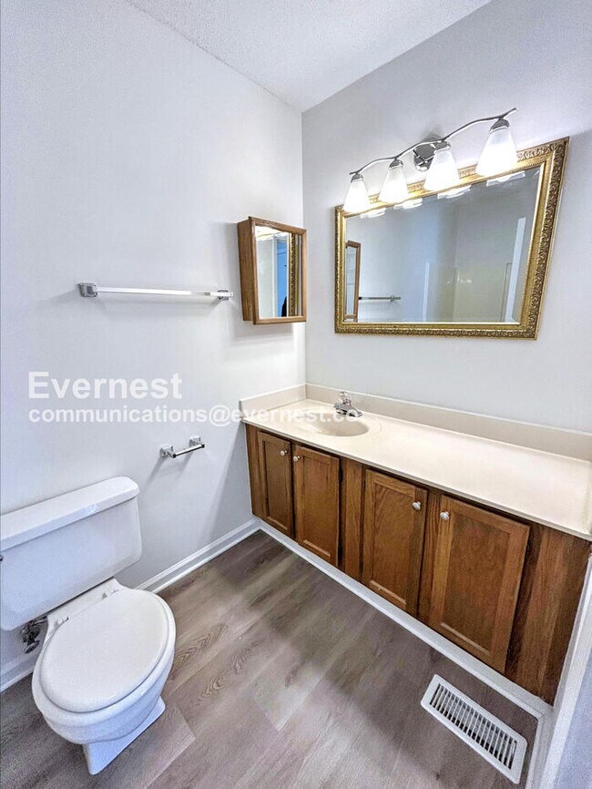 Building Photo - 2 Bed, 2.5 Bath Townhome with Assigned Par...