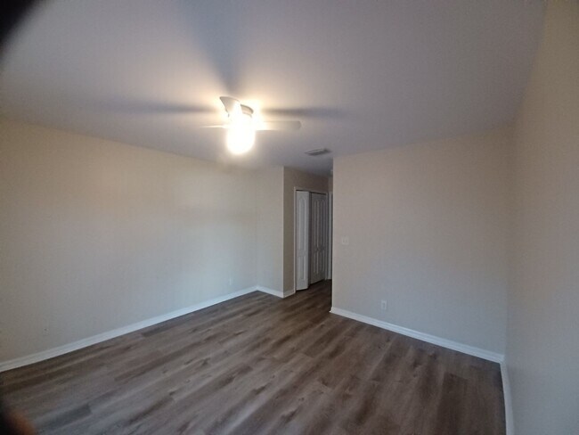 Building Photo - 3/2 with laminate flooring throughout