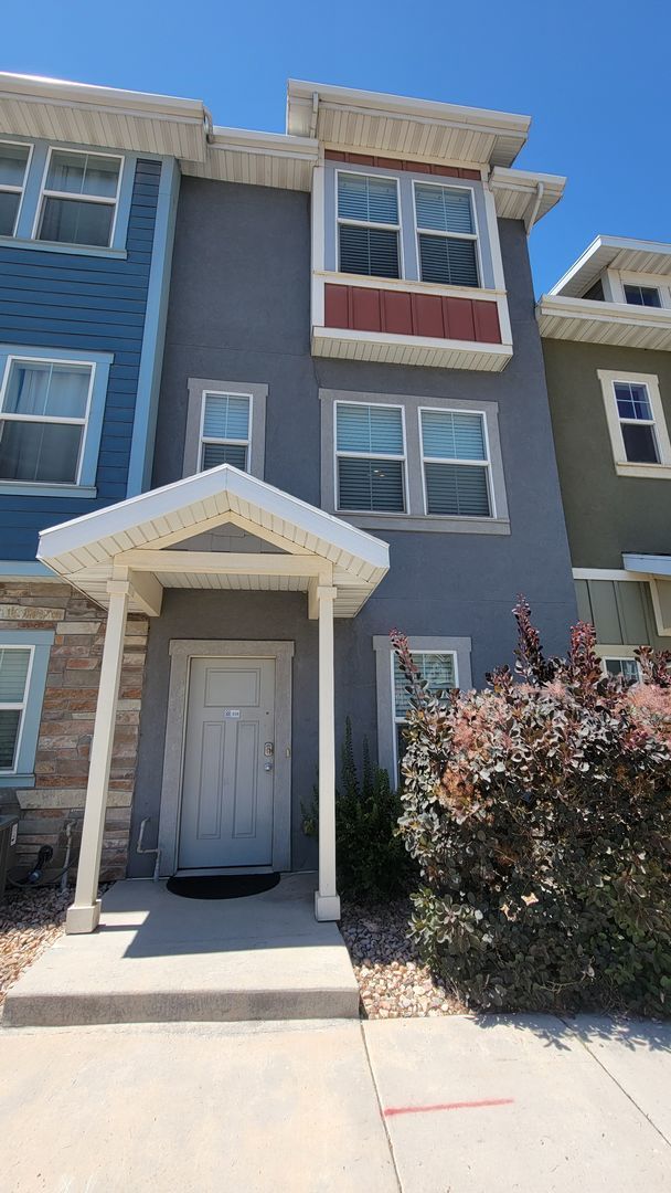 Building Photo - Dashing Edgewater Townhome