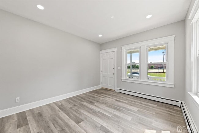 Building Photo - 28 Victoria Ave