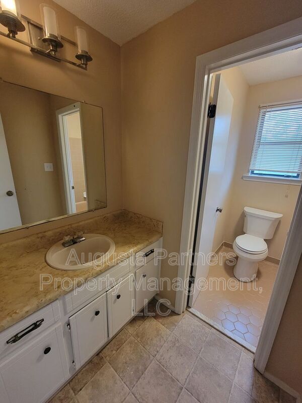 Building Photo - 117 Glenora Ct