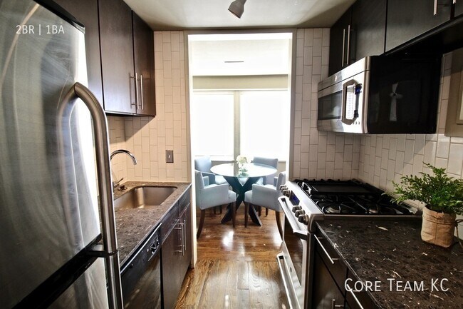 Building Photo - 1020 W 44th St