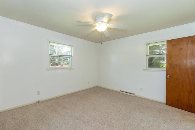Building Photo - Spacious 3 Bed, 2 Bath Home with Open Floo...