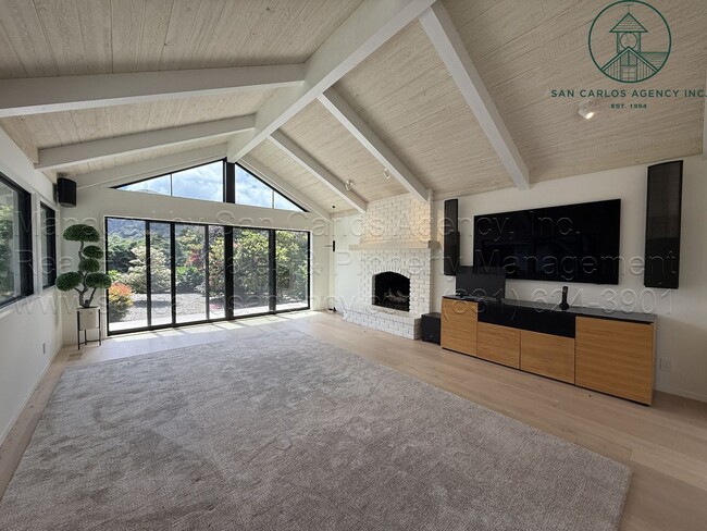 Building Photo - Newly Remodeled Spacious Three Bedroom Quail Lodge Home