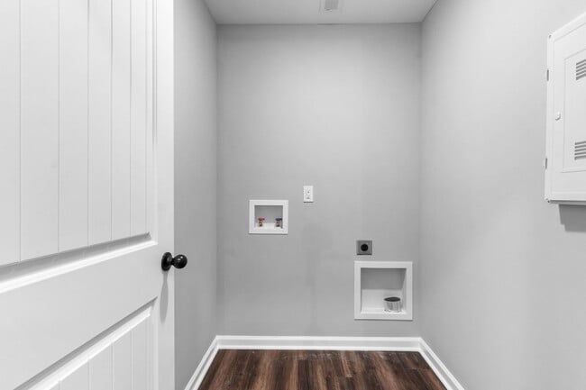 Building Photo - 2 Bedroom Pet Friendly Townhome For Rent N...