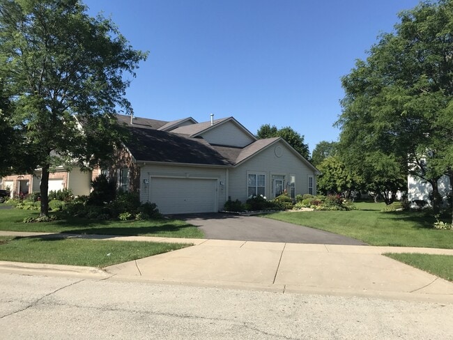 Building Photo - Exceptionally Clean 2-Bedroom Ranch with Double Car Garage