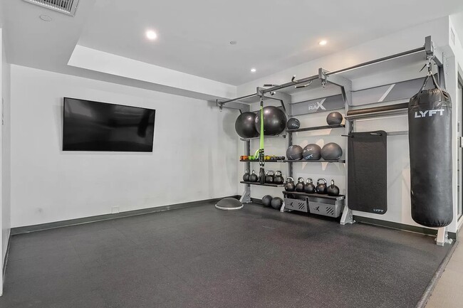 Building Photo - Opulent, Fully Furnished Private Room in S...