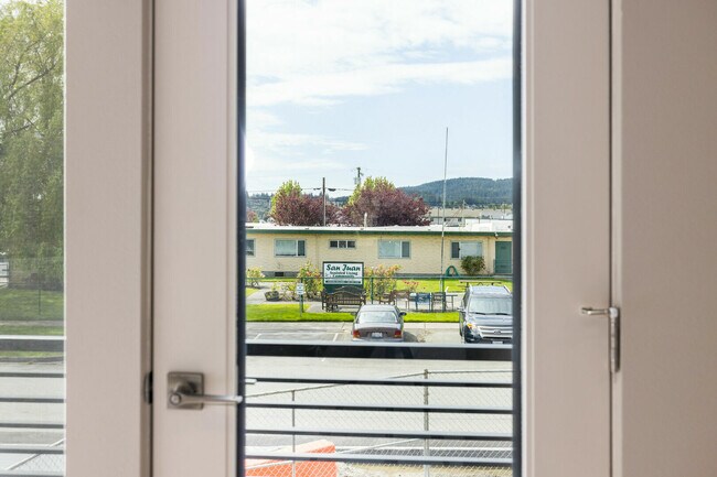 Building Photo - 904 21st St