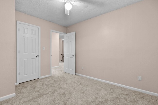 Building Photo - VB Townhouse 3 bedroomReady for quick move in