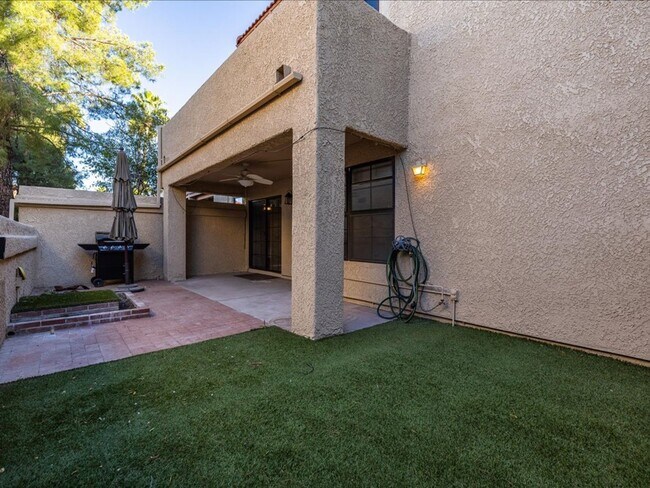 Building Photo - 3 Bedroom, 2.5 Bath