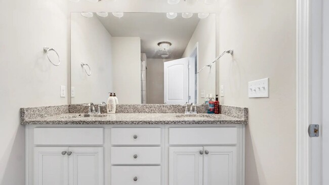 Building Photo - Santa Rosa 3 bedroom