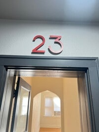 Building Photo - Freshly Updated Southampton 1 Bedroom