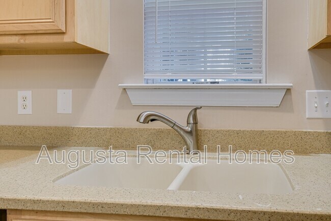 Building Photo - 200 Kline St