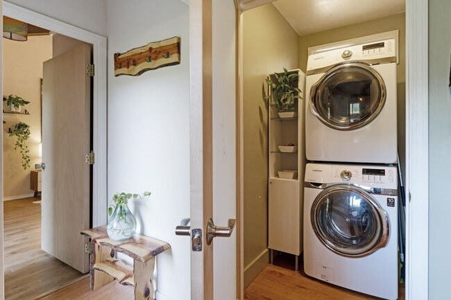 Building Photo - Boulder Creek Sanctuary! 50% off 1st months rent!