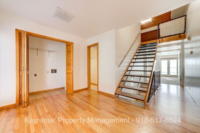 Building Photo - 2 Bed 2.5 Bath Right off Cherry Street!!