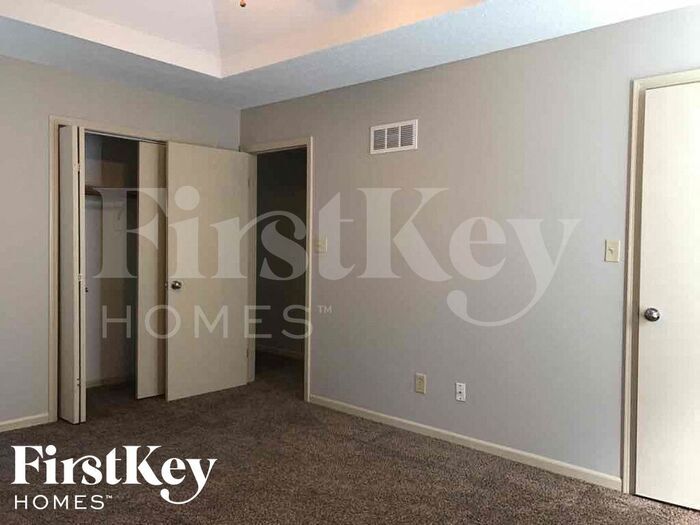 Building Photo - 1700 Cooper Dr