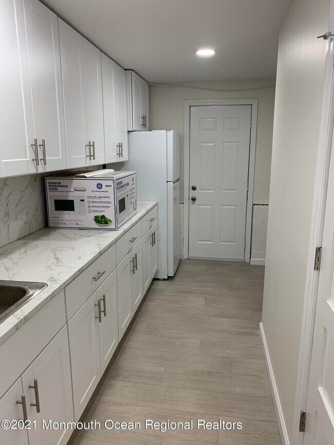 Building Photo - 135 Ampere Ave