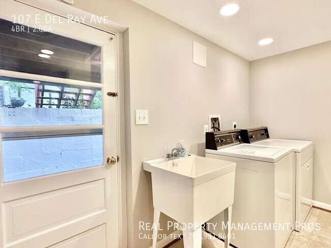 Building Photo - 107 E Del Ray Ave