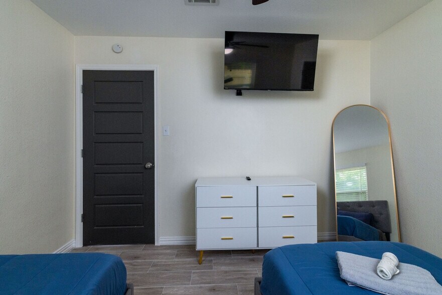 Building Photo - 3800 Marina Dr