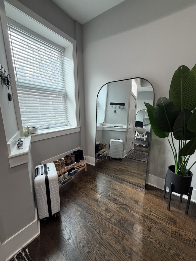 Building Photo - 1472 W Erie St