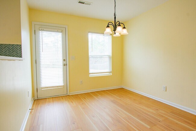 Building Photo - 4 Bedroom 3 Bathroom Home- Pets Okay!