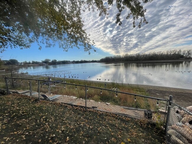 Building Photo - 3 bedroom 2 bathroom lake house for rent!