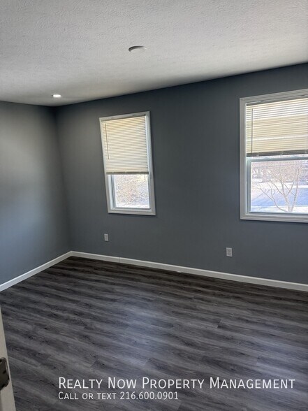 Building Photo - 2054 W 98th St