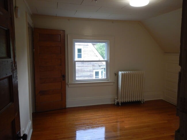 Building Photo - AVAILABLE 6/1/26 - Large House Available O...