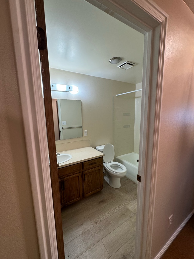 Building Photo - Orem Duplex