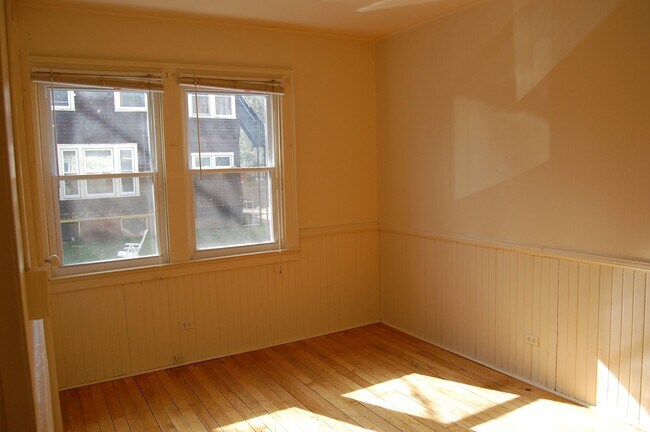Building Photo - AVAILABLE AUGUST 1, 2026 - Charming 1st. F...