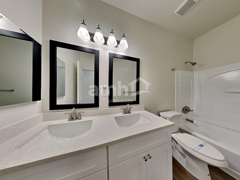 Building Photo - 8854 W Northview Ave